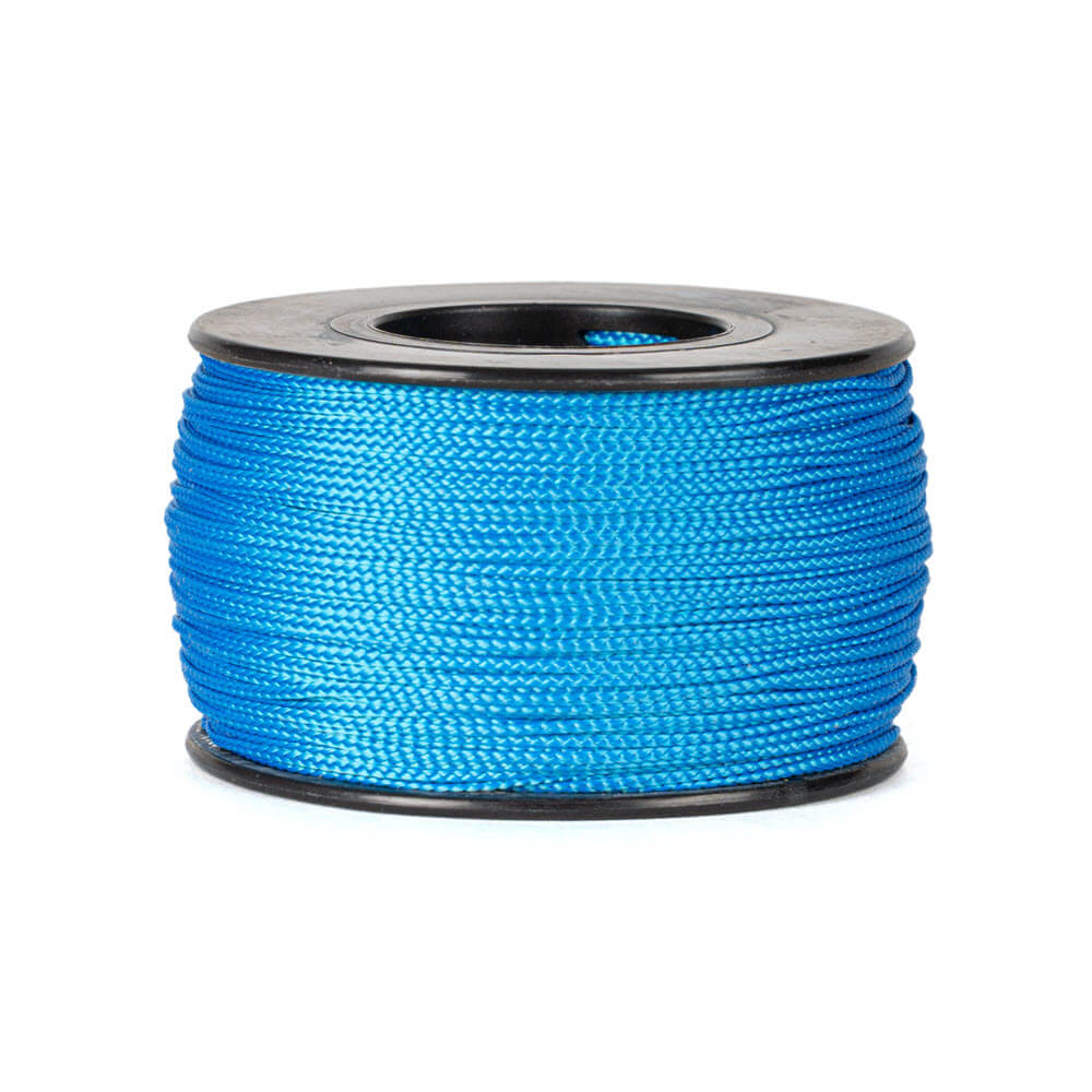 Een spoel van 90 meter blauw polyester koord van 0,8 mm dikte, strak gevlochten met een uniforme structuur, netjes opgerold op een witte spoel met ronde flenzen aan de boven- en onderkant, tegen een witte achtergrond.