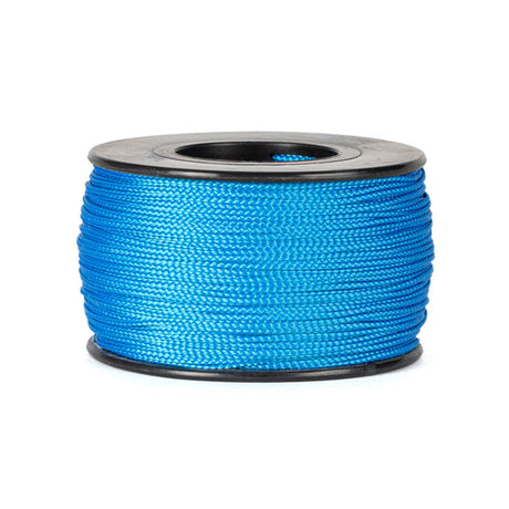 Een spoel van 90 meter blauw polyester koord van 0,8 mm dikte, strak gevlochten met een uniforme structuur, netjes opgerold op een witte spoel met ronde flenzen aan de boven- en onderkant, tegen een witte achtergrond.