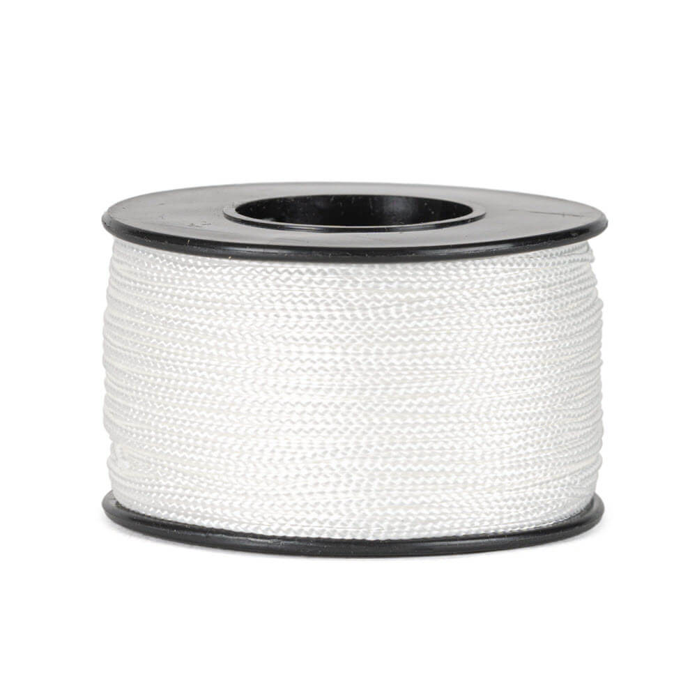 Een spoel van 90 meter wit polyester koord van 0,8 mm dikte, strak gevlochten met een uniforme structuur, netjes opgerold op een zwarte spoel met ronde flenzen aan de boven- en onderkant, tegen een witte achtergrond.