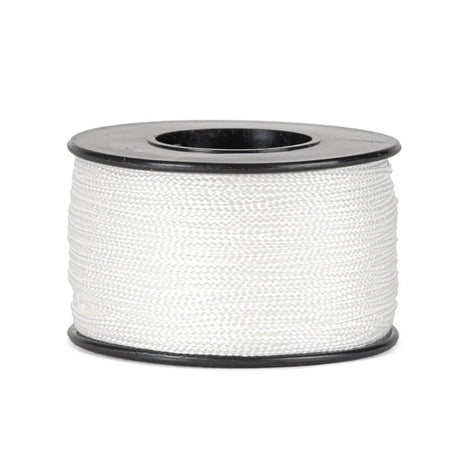 Een spoel van 90 meter wit polyester koord van 0,8 mm dikte, strak gevlochten met een uniforme structuur, netjes opgerold op een zwarte spoel met ronde flenzen aan de boven- en onderkant, tegen een witte achtergrond.