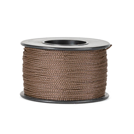 Een spoel van 90 meter bruin polyester koord van 0,8 mm dikte, strak gevlochten met een uniforme structuur, netjes opgerold op een zwarte spoel met ronde flenzen aan de boven- en onderkant, tegen een witte achtergrond.