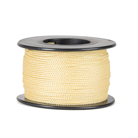 Een rol zuiver Kevlar-touw van 0,8 mm dikte, gemaakt van aramide vezels met een strakke, beige gevlochten structuur, netjes opgerold op een zwarte spoel met ronde flenzen aan de boven- en onderkant, tegen een witte achtergrond.