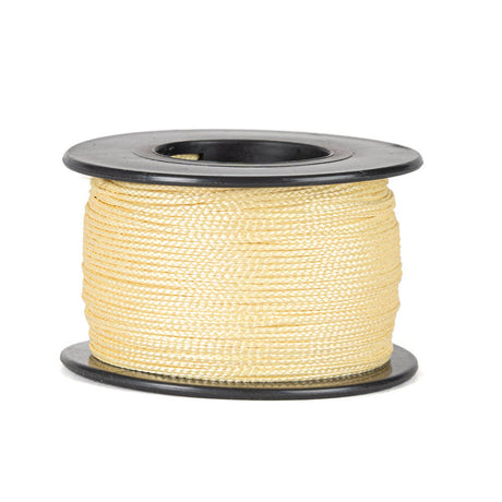 Een rol zuiver Kevlar-touw van 0,8 mm dikte, gemaakt van aramide vezels met een strakke, beige gevlochten structuur, netjes opgerold op een zwarte spoel met ronde flenzen aan de boven- en onderkant, tegen een witte achtergrond.