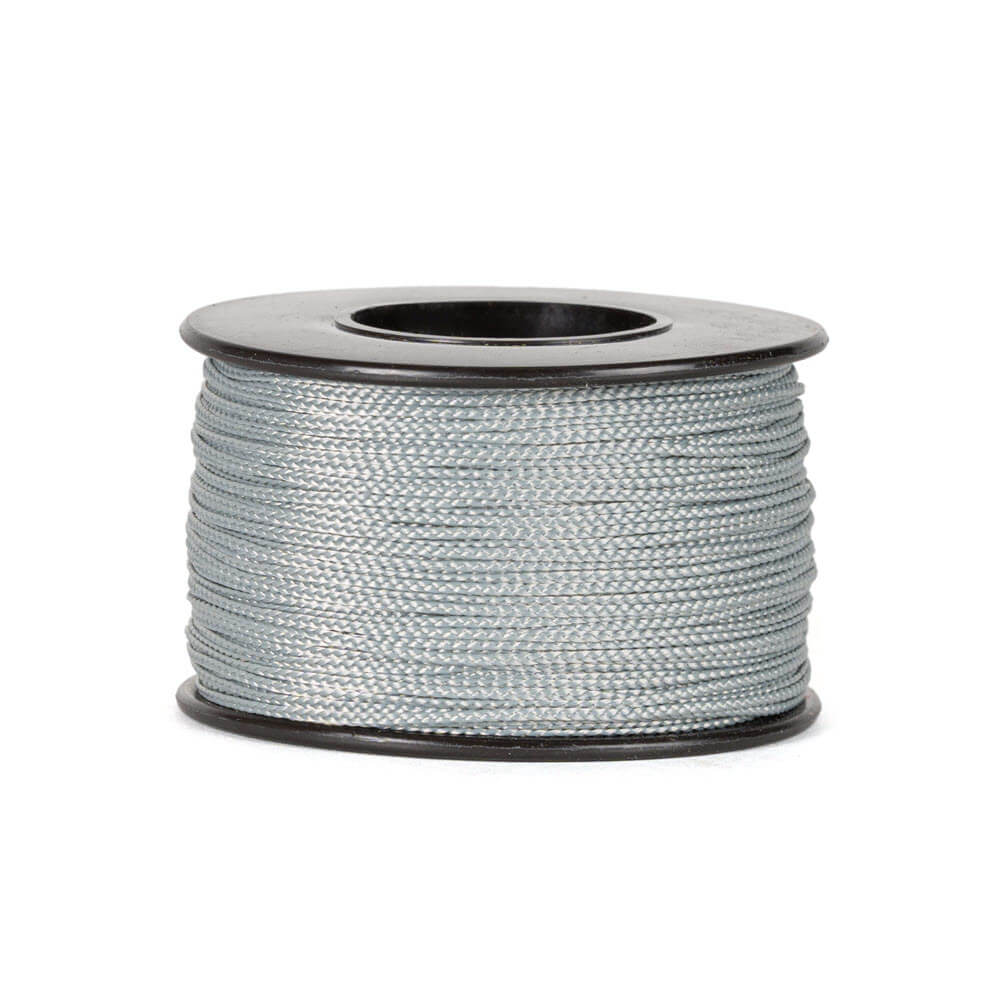 Een spoel van 90 meter grijs polyester koord van 0,8 mm dikte, strak gevlochten met een uniforme structuur, netjes opgerold op een zwarte spoel met ronde flenzen aan de boven- en onderkant, tegen een witte achtergrond.