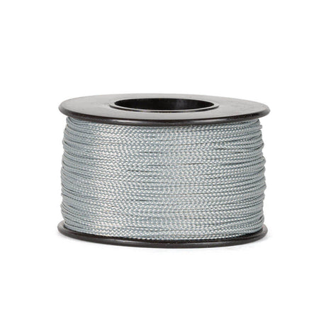 Een spoel van 90 meter grijs polyester koord van 0,8 mm dikte, strak gevlochten met een uniforme structuur, netjes opgerold op een zwarte spoel met ronde flenzen aan de boven- en onderkant, tegen een witte achtergrond.
