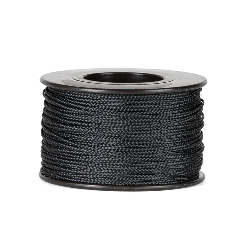 Een spoel van 90 meter zwart polyester koord van 0,8 mm dikte, strak gevlochten met een uniforme structuur, netjes opgerold op een zwarte spoel met ronde flenzen aan de boven- en onderkant, tegen een witte achtergrond.