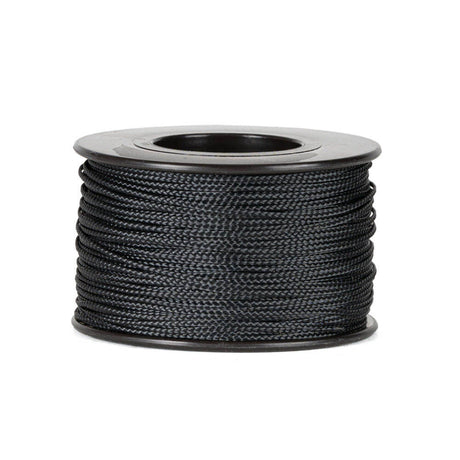 Een spoel van 90 meter zwart polyester koord van 0,8 mm dikte, strak gevlochten met een uniforme structuur, netjes opgerold op een zwarte spoel met ronde flenzen aan de boven- en onderkant, tegen een witte achtergrond.