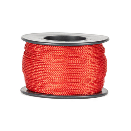 Een spoel van 90 meter rood polyester touw van 0,8 mm dikte, strak gevlochten met een uniforme structuur, netjes opgerold op een zwarte spoel met ronde flenzen aan de boven- en onderkant, tegen een witte achtergrond.
