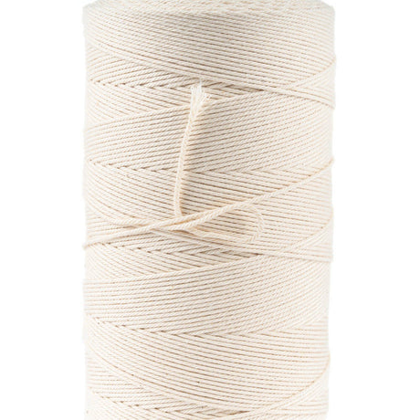 Ecru katoen koord 1 mm 1000 meter - veelzijdig touw voor macramé, knutselwerk en decor, netjes opgerold op witte achtergrond