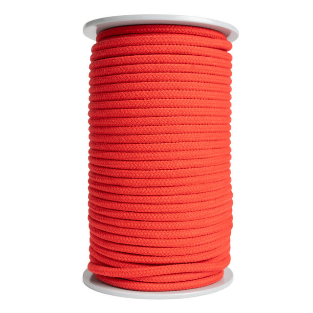 Een haspel met 100 meter 10 mm gevlochten katoenen koord in rood, netjes opgerold en geplaatst tegen een witte achtergrond. De haspel heeft witte randen.