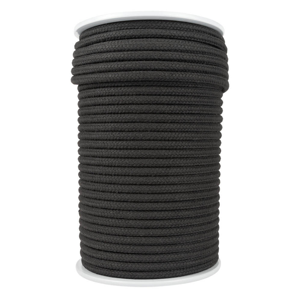 Een haspel met 100 meter 10 mm katoenen touw in zwart, netjes opgerold en geplaatst tegen een witte achtergrond. De haspel heeft witte randen.