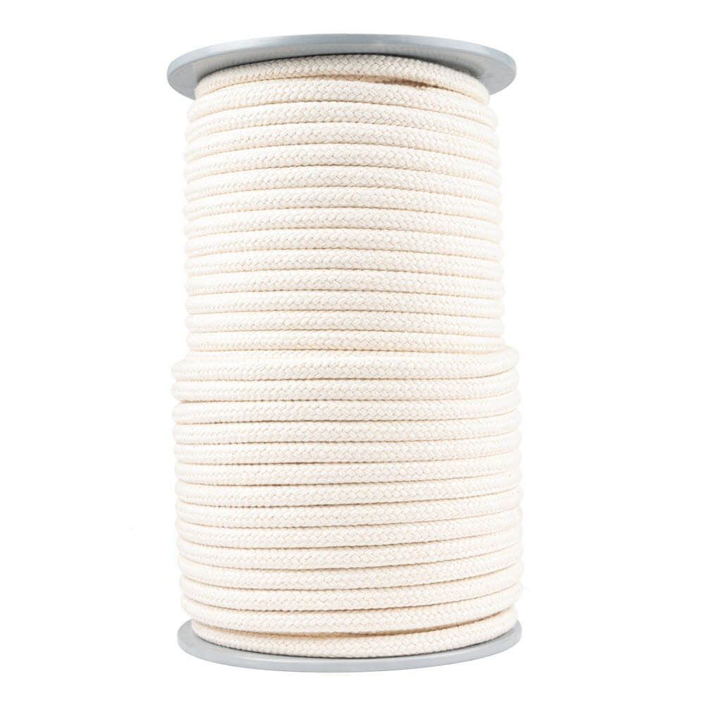 Een haspel met 10 mm gevlochten katoenen koord in ecru kleur, strak opgerold en geplaatst tegen een witte achtergrond. De haspel heeft grijze randen.