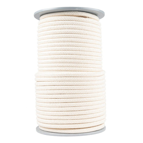 Een haspel met 10 mm gevlochten katoenen koord in ecru kleur, strak opgerold en geplaatst tegen een witte achtergrond. De haspel heeft grijze randen.