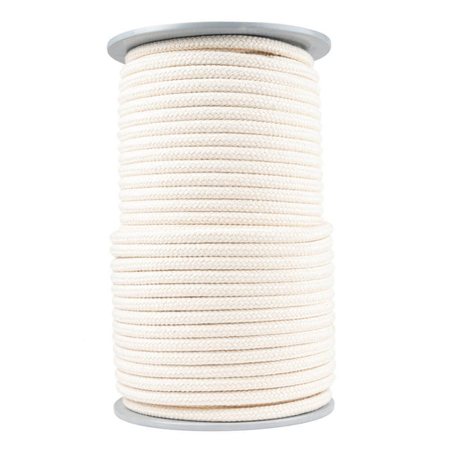 Een haspel met 10 mm gevlochten katoenen koord in ecru kleur, strak opgerold en geplaatst tegen een witte achtergrond. De haspel heeft grijze randen.