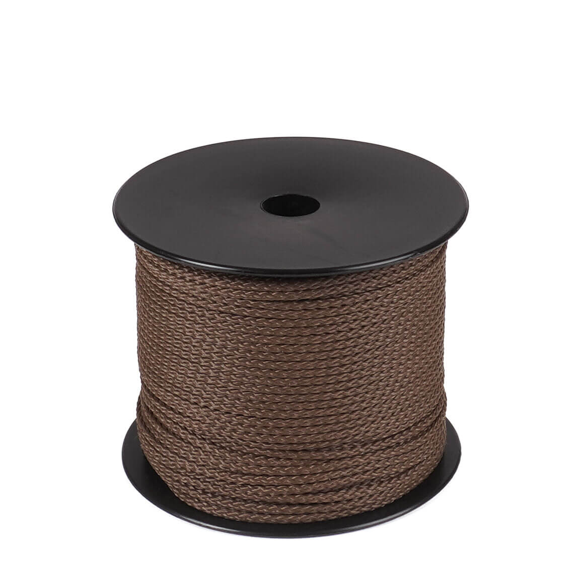 Een spoel van 100 meter bruin polyester koord van 2 mm dikte, strak gevlochten met een uniforme structuur, netjes opgerold op een zwarte spoel met ronde flenzen aan de boven- en onderkant, tegen een witte achtergrond.