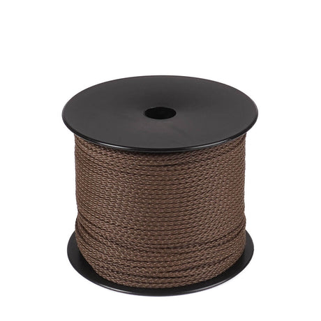 Een spoel van 100 meter bruin polyester koord van 2 mm dikte, strak gevlochten met een uniforme structuur, netjes opgerold op een zwarte spoel met ronde flenzen aan de boven- en onderkant, tegen een witte achtergrond.