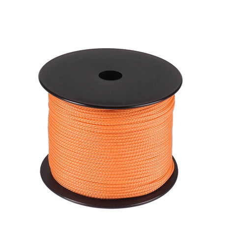 Een spoel van 100 meter oranje polyester koord van 2 mm dikte, strak gevlochten met een uniforme structuur, netjes opgerold op een zwarte spoel met ronde flenzen aan de boven- en onderkant, tegen een witte achtergrond.