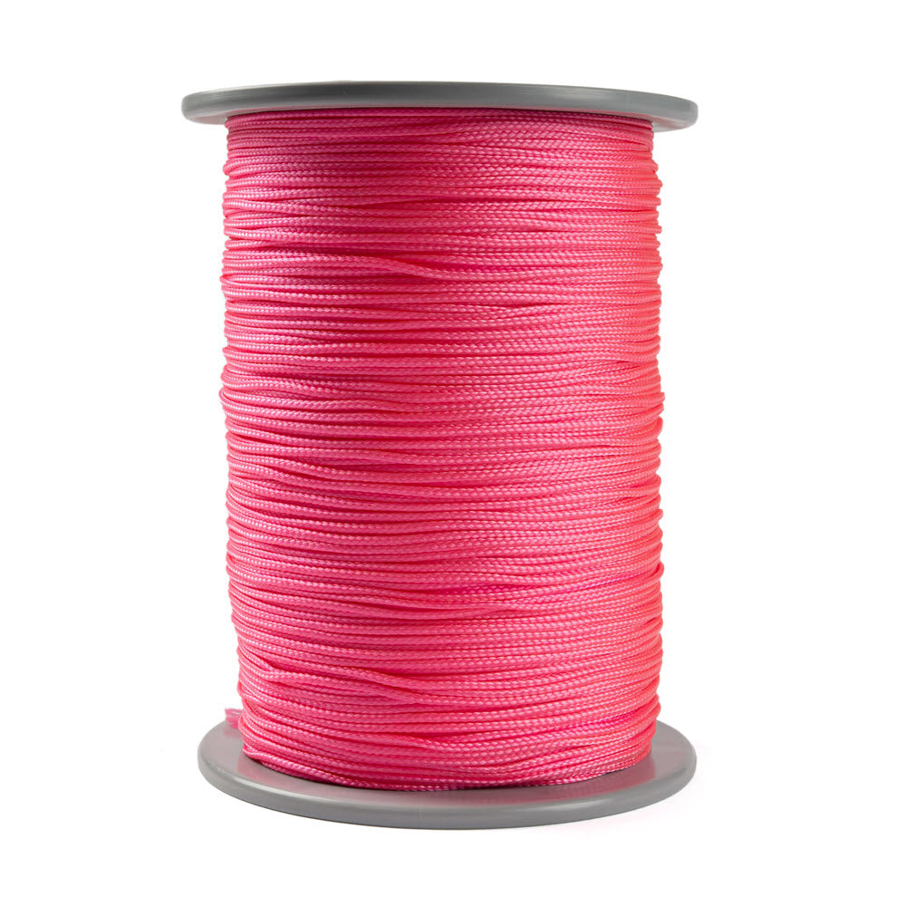 Een spoel van 500 meter roze polyester koord van 2 mm dikte, strak gevlochten met een uniforme structuur, netjes opgerold op een grijze spoel met ronde flenzen aan de boven- en onderkant, tegen een witte achtergrond.