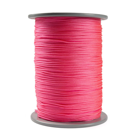 Een spoel van 500 meter roze polyester koord van 2 mm dikte, strak gevlochten met een uniforme structuur, netjes opgerold op een grijze spoel met ronde flenzen aan de boven- en onderkant, tegen een witte achtergrond.