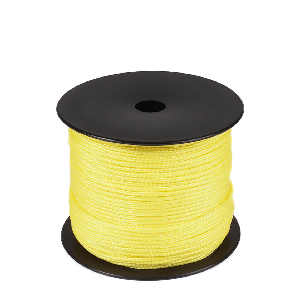 Een spoel van 100 meter geel polyester koord van 2 mm dikte, strak gevlochten met een uniforme structuur, netjes opgerold op een zwarte spoel met ronde flenzen aan de boven- en onderkant, tegen een witte achtergrond.