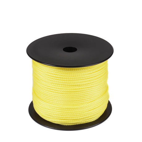 Een spoel van 100 meter geel polyester koord van 2 mm dikte, strak gevlochten met een uniforme structuur, netjes opgerold op een zwarte spoel met ronde flenzen aan de boven- en onderkant, tegen een witte achtergrond.