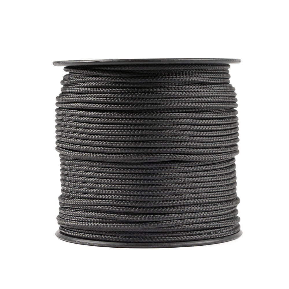 Zwarte haspel met 50 meter strak opgerold 2 mm Kevlar koord, vervaardigd uit duurzame aramide vezels met een polyester mantel, perfect voor sterke en betrouwbare toepassingen