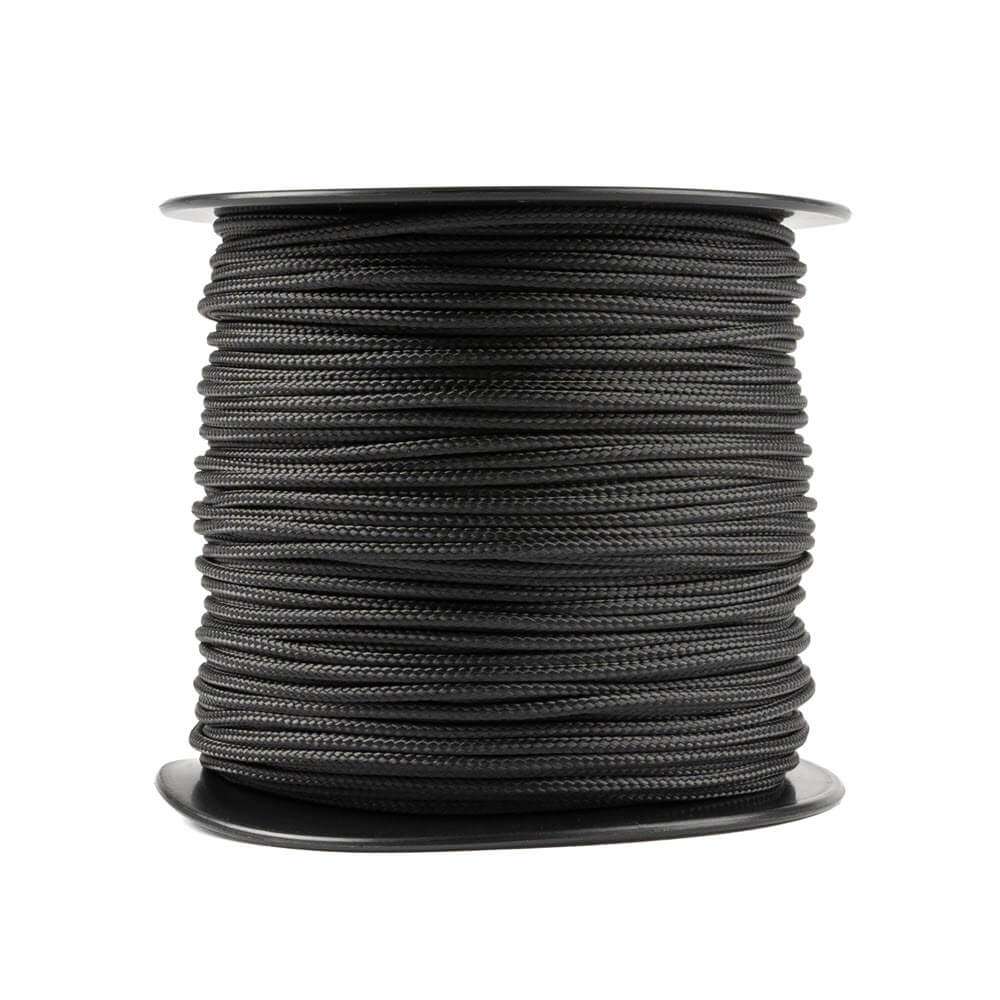 Zwarte haspel met 100 meter zorgvuldig opgerold 2 mm Kevlar koord, gemaakt van duurzame aramide vezels met een polyester mantel, ideaal voor robuuste en betrouwbare toepassingen.