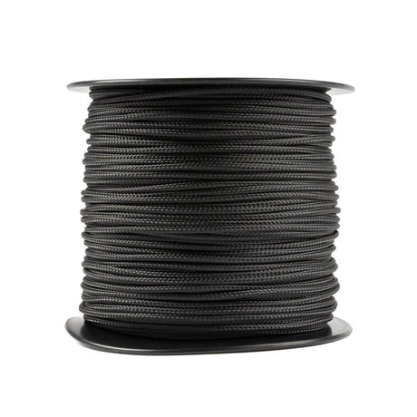 Zwarte haspel met 100 meter zorgvuldig opgerold 2 mm Kevlar koord, gemaakt van duurzame aramide vezels met een polyester mantel, ideaal voor robuuste en betrouwbare toepassingen.