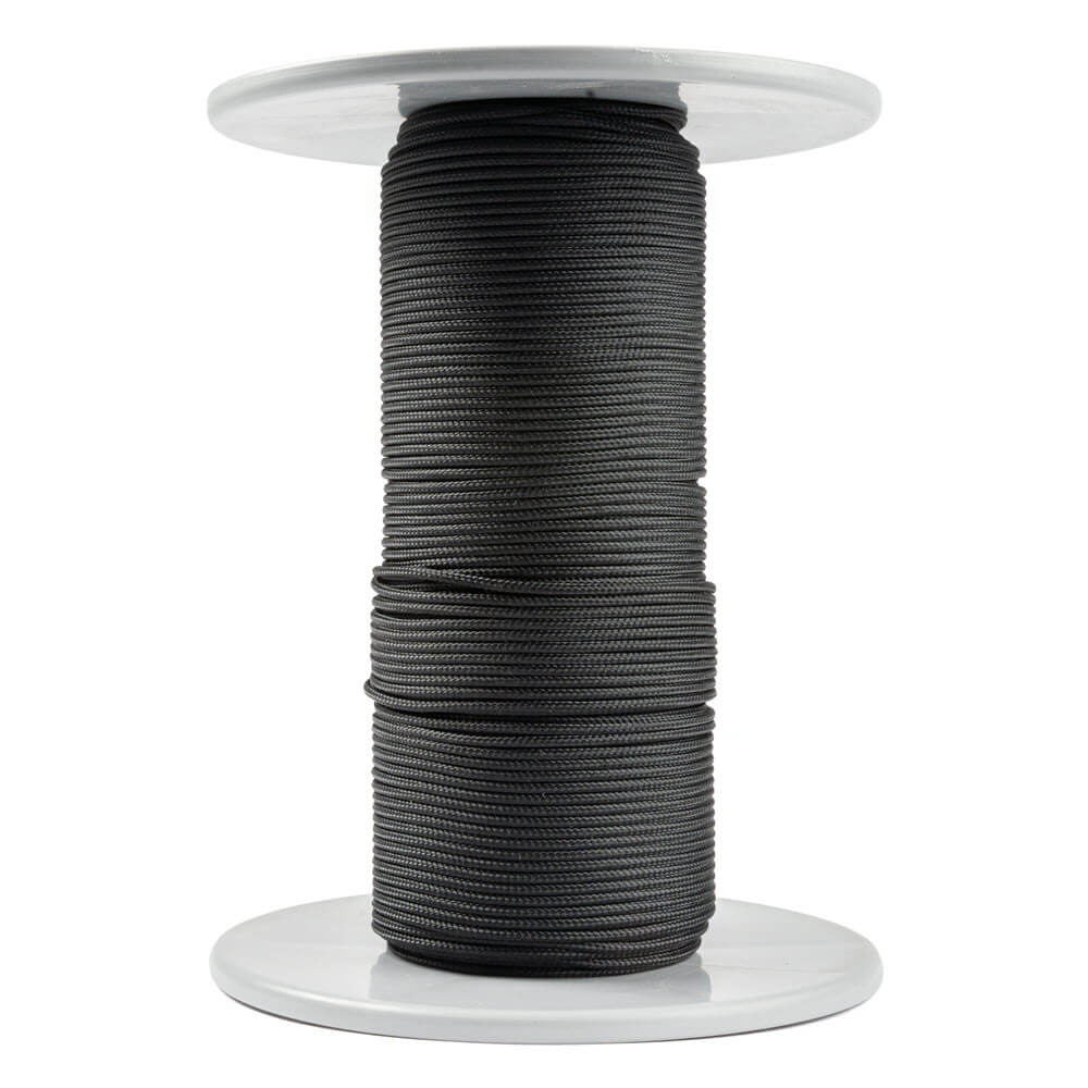 Een rol zwart Kevlar-touw van 2 mm dikte, gemaakt van aramide vezels met een mooie polyester mantel, strak en gelijkmatig opgerold op een witte spoel met ronde flenzen aan de boven- en onderkant, tegen een witte achtergrond