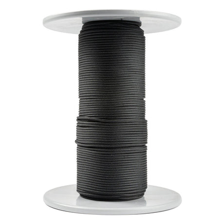 Een rol zwart Kevlar-touw van 2 mm dikte, gemaakt van aramide vezels met een mooie polyester mantel, strak en gelijkmatig opgerold op een witte spoel met ronde flenzen aan de boven- en onderkant, tegen een witte achtergrond