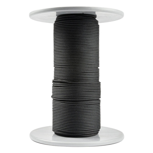 Een rol zwart Kevlar-touw van 2 mm dikte, gemaakt van aramide vezels met een mooie polyester mantel, strak en gelijkmatig opgerold op een witte spoel met ronde flenzen aan de boven- en onderkant, tegen een witte achtergrond
