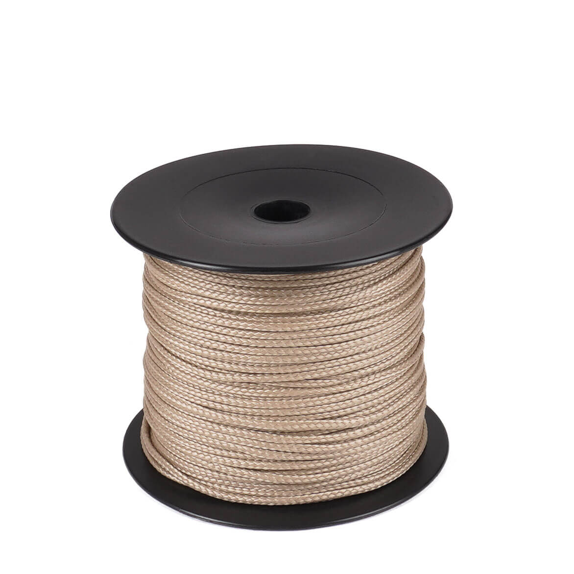 Een spoel van 100 meter beige polyester koord van 2 mm dikte, strak gevlochten met een uniforme structuur, netjes opgerold op een zwarte spoel met ronde flenzen aan de boven- en onderkant, tegen een witte achtergrond.