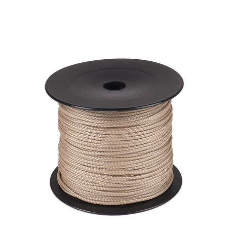 Een spoel van 100 meter beige polyester koord van 2 mm dikte, strak gevlochten met een uniforme structuur, netjes opgerold op een zwarte spoel met ronde flenzen aan de boven- en onderkant, tegen een witte achtergrond.