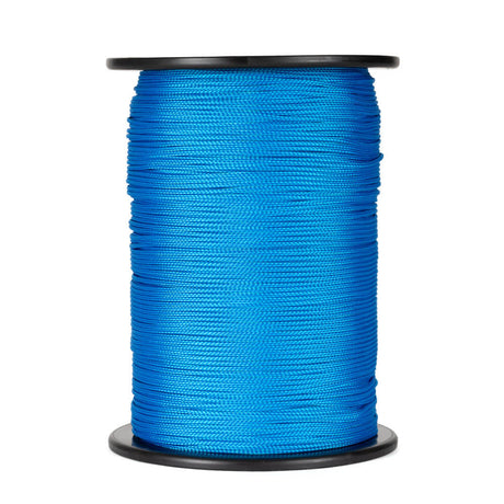 Een spoel van 500 meter blauw polyester koord van 2 mm dikte, strak gevlochten met een uniforme structuur, netjes opgerold op een witte spoel met ronde flenzen aan de boven- en onderkant, tegen een witte achtergrond.