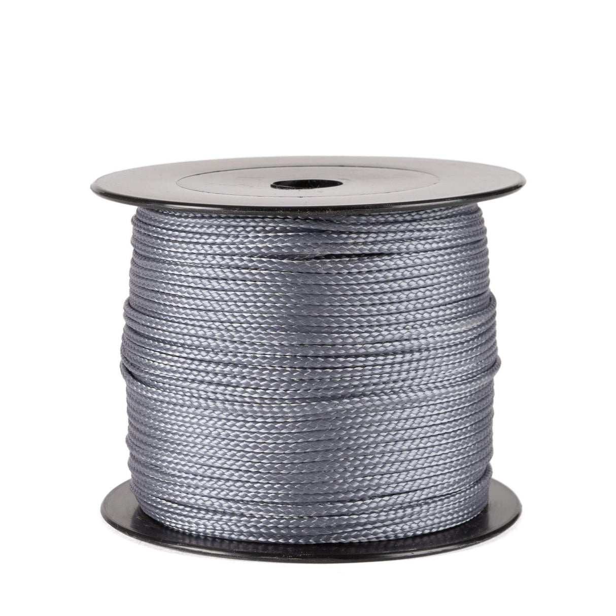 Een spoel van 100 meter donkergrijs polyester koord van 2 mm dikte, strak gevlochten met een uniforme structuur, netjes opgerold op een zwarte spoel met ronde flenzen aan de boven- en onderkant, tegen een witte achtergrond.