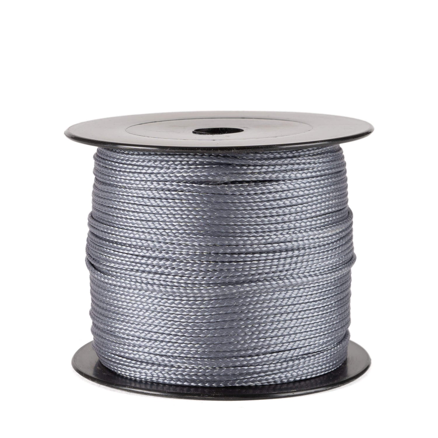 Een spoel van 100 meter donkergrijs polyester koord van 2 mm dikte, strak gevlochten met een uniforme structuur, netjes opgerold op een zwarte spoel met ronde flenzen aan de boven- en onderkant, tegen een witte achtergrond.