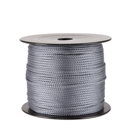 Een spoel van 100 meter donkergrijs polyester koord van 2 mm dikte, strak gevlochten met een uniforme structuur, netjes opgerold op een zwarte spoel met ronde flenzen aan de boven- en onderkant, tegen een witte achtergrond.