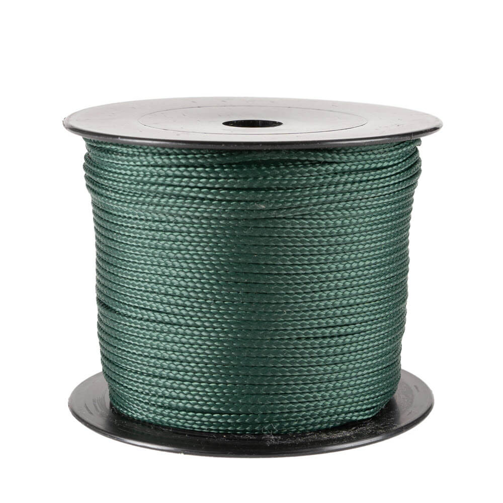 Een spoel van 100 meter donkergroen polyester koord van 2 mm dikte, strak gevlochten met een uniforme structuur, netjes opgerold op een zwarte spoel met ronde flenzen aan de boven- en onderkant, tegen een witte achtergrond.