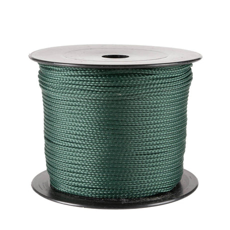Een spoel van 100 meter donkergroen polyester koord van 2 mm dikte, strak gevlochten met een uniforme structuur, netjes opgerold op een zwarte spoel met ronde flenzen aan de boven- en onderkant, tegen een witte achtergrond.