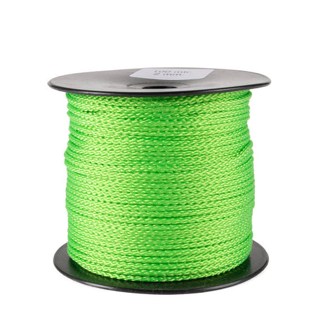 Een spoel van 100 meter lichtgroen polyester koord van 2 mm dikte, strak gevlochten met een uniforme structuur, netjes opgerold op een zwarte spoel met ronde flenzen aan de boven- en onderkant, tegen een witte achtergrond.