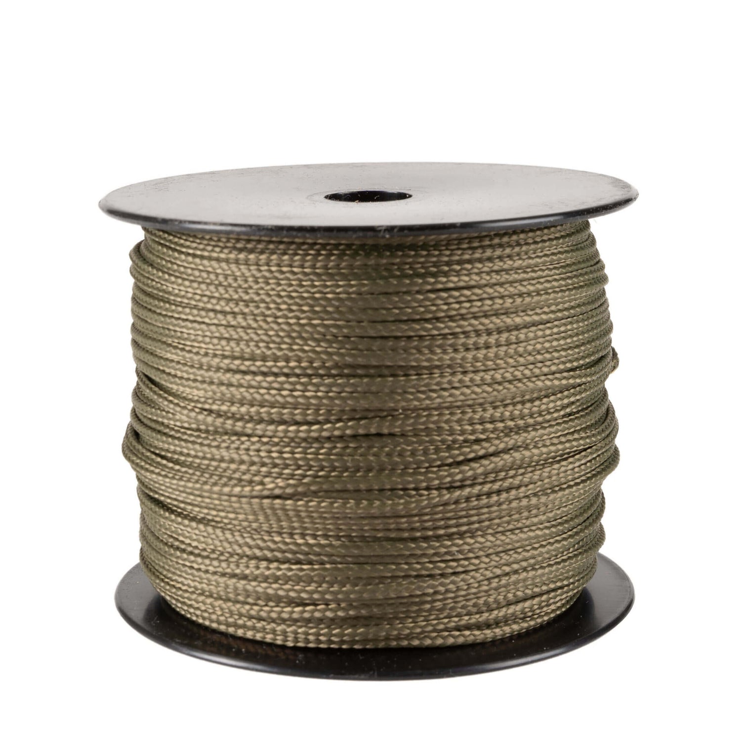 Een spoel van 100 meter leger groen polyester koord van 2 mm dikte, strak gevlochten met een uniforme structuur, netjes opgerold op een zwarte spoel met ronde flenzen aan de boven- en onderkant, tegen een witte achtergrond.