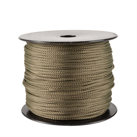 Een spoel van 100 meter leger groen polyester koord van 2 mm dikte, strak gevlochten met een uniforme structuur, netjes opgerold op een zwarte spoel met ronde flenzen aan de boven- en onderkant, tegen een witte achtergrond.