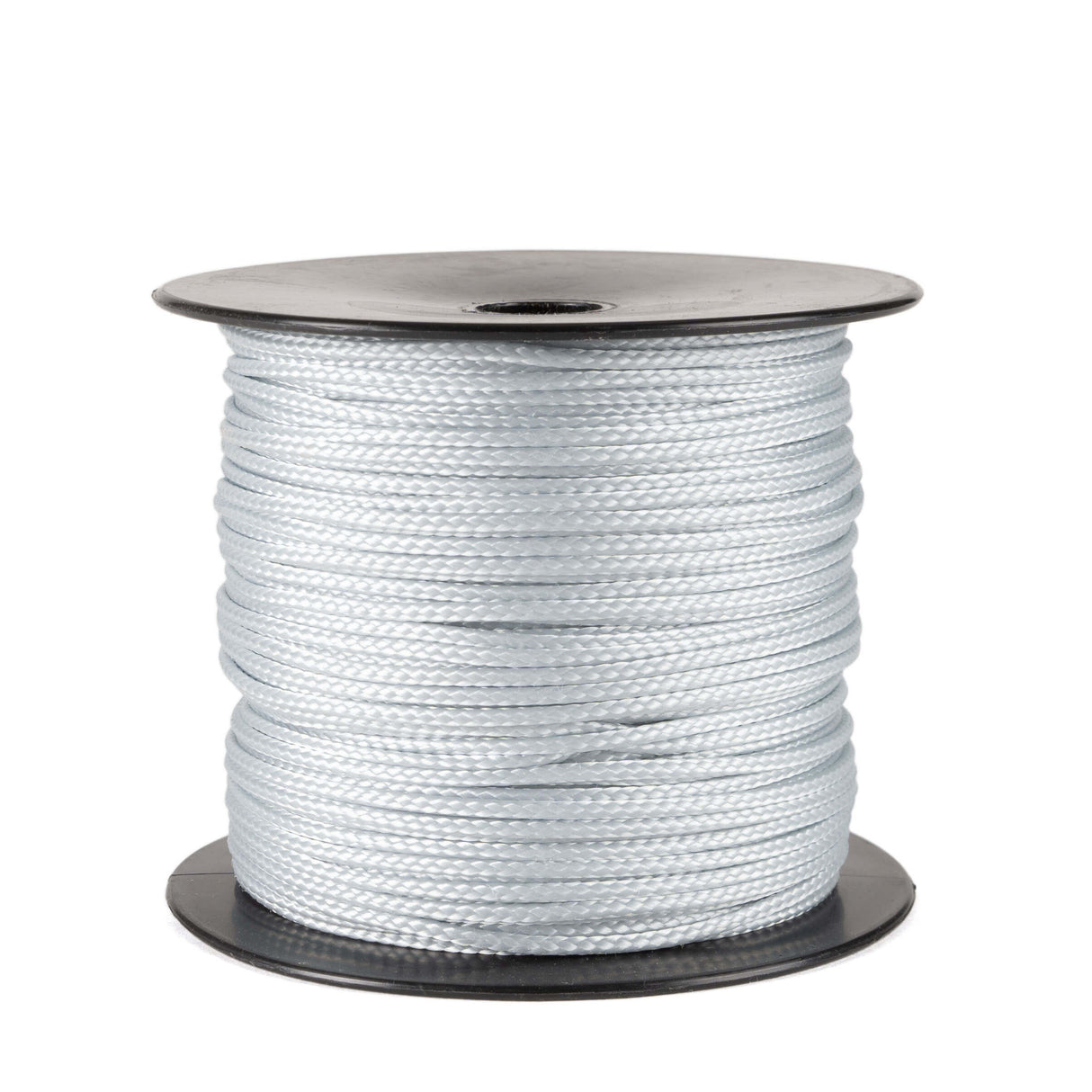 Een spoel van 100 meter lichtgrijs polyester koord van 2 mm dikte, strak gevlochten met een uniforme structuur, netjes opgerold op een zwarte spoel met ronde flenzen aan de boven- en onderkant, tegen een witte achtergrond.