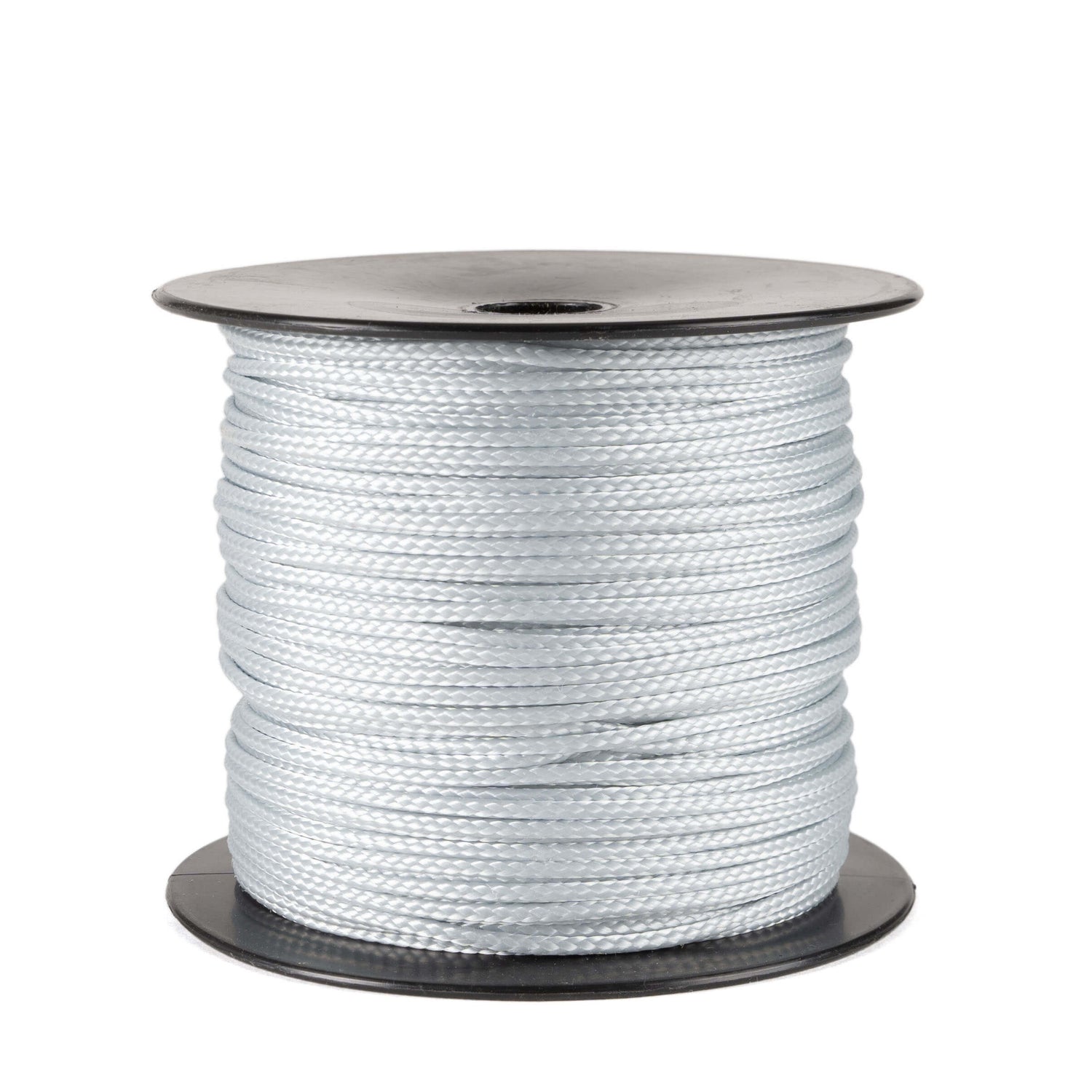 Een spoel van 100 meter lichtgrijs polyester koord van 2 mm dikte, strak gevlochten met een uniforme structuur, netjes opgerold op een zwarte spoel met ronde flenzen aan de boven- en onderkant, tegen een witte achtergrond.