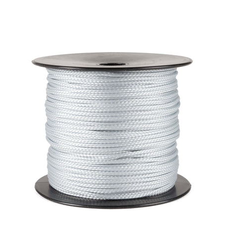 Een spoel van 100 meter lichtgrijs polyester koord van 2 mm dikte, strak gevlochten met een uniforme structuur, netjes opgerold op een zwarte spoel met ronde flenzen aan de boven- en onderkant, tegen een witte achtergrond.
