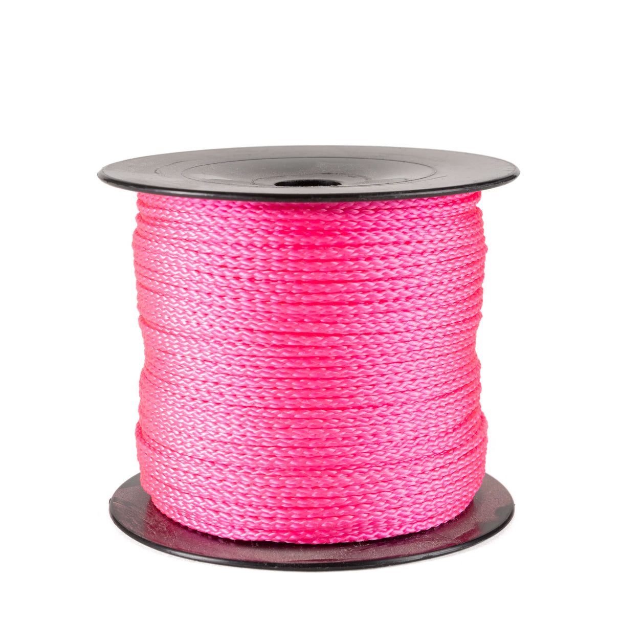 Een spoel van 100 meter roze polyester koord van 2 mm dikte, strak gevlochten met een uniforme structuur, netjes opgerold op een grijze spoel met ronde flenzen aan de boven- en onderkant, tegen een witte achtergrond.