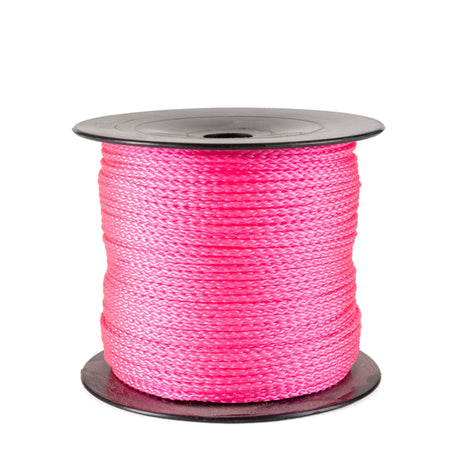 Een spoel van 100 meter roze polyester koord van 2 mm dikte, strak gevlochten met een uniforme structuur, netjes opgerold op een grijze spoel met ronde flenzen aan de boven- en onderkant, tegen een witte achtergrond.