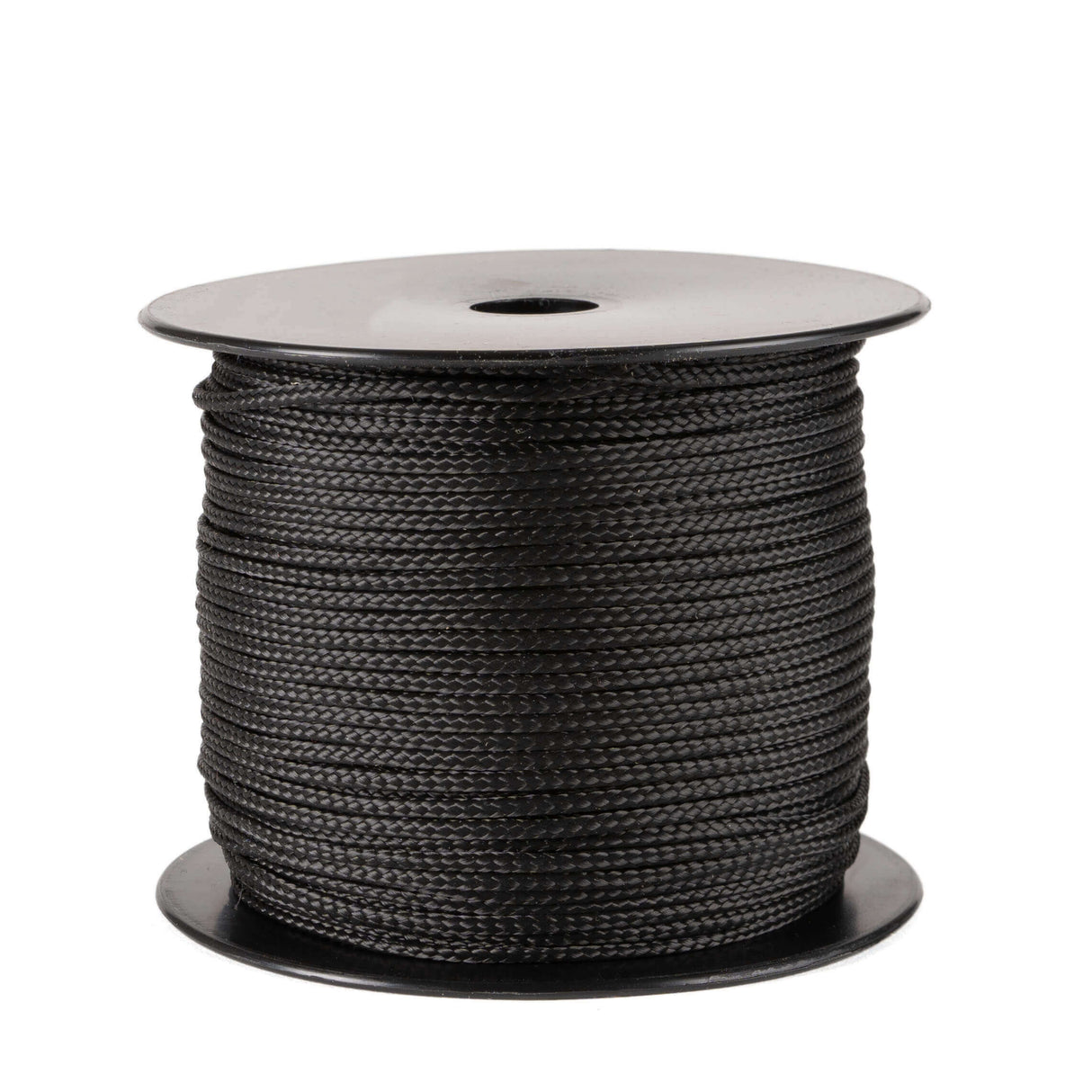 Een spoel van 100 meter zwart polyester koord van 2 mm dikte, strak gevlochten met een uniforme structuur, netjes opgerold op een zwarte spoel met ronde flenzen aan de boven- en onderkant, tegen een witte achtergrond.