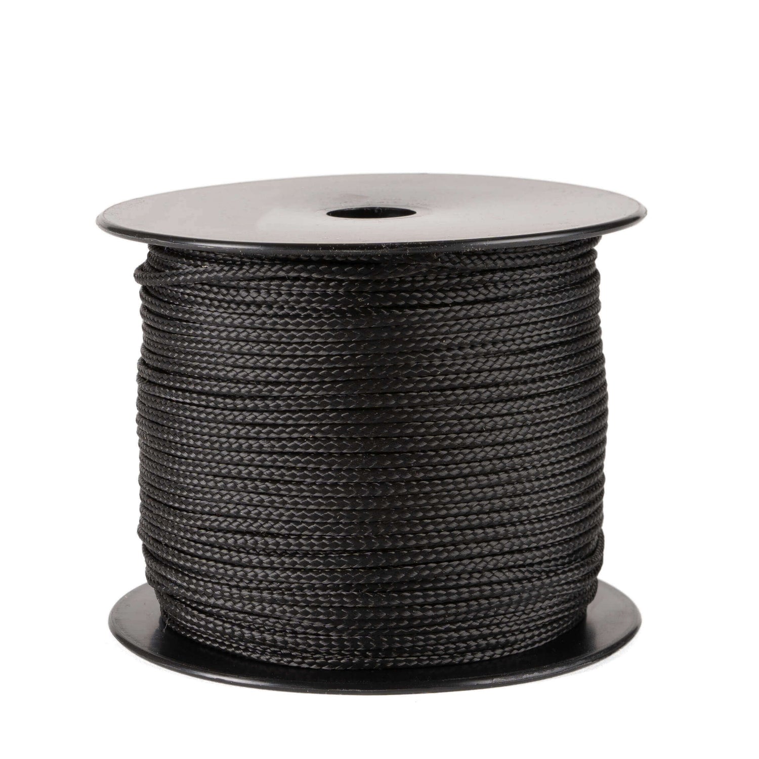 Een spoel van 100 meter zwart polyester koord van 2 mm dikte, strak gevlochten met een uniforme structuur, netjes opgerold op een zwarte spoel met ronde flenzen aan de boven- en onderkant, tegen een witte achtergrond.