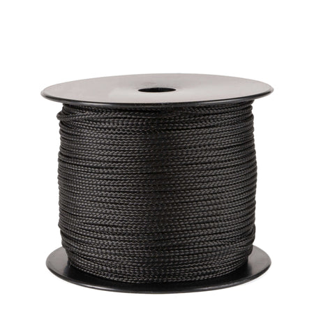 Een spoel van 100 meter zwart polyester koord van 2 mm dikte, strak gevlochten met een uniforme structuur, netjes opgerold op een zwarte spoel met ronde flenzen aan de boven- en onderkant, tegen een witte achtergrond.